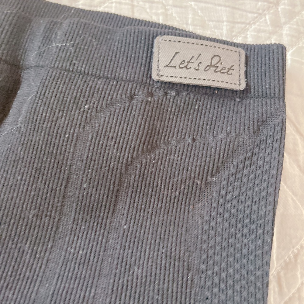 Let’s Diet tight pants with socks